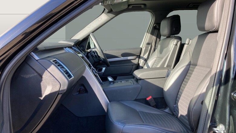 Land Rover Discovery 3.0 D300 Dynamic SE 5dr Auto Diesel Station Wagon